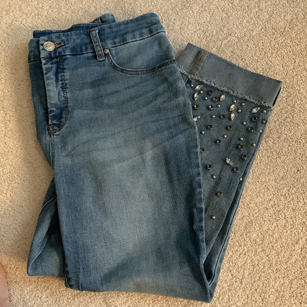 Chicos So Slimming Girlfriend Slim Leg Crop
Chicos size 1 ( US Size 8 )